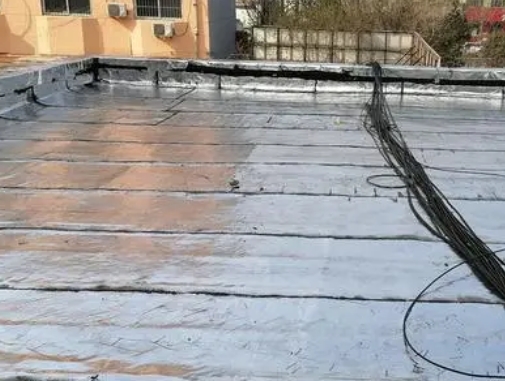 莱芜卫生间漏水维修公司分享下莱芜屋面楼顶防水刚性防水层施工要点。